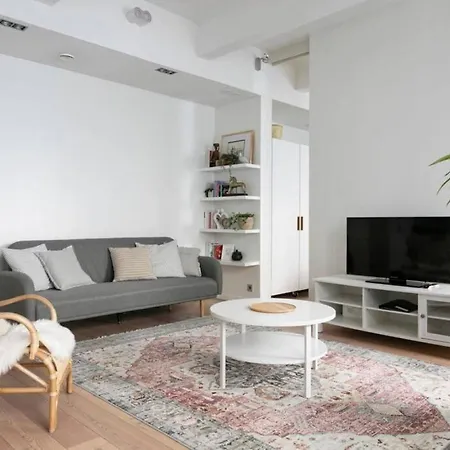 2ndhomes Loft With & Balcony By The White Church *