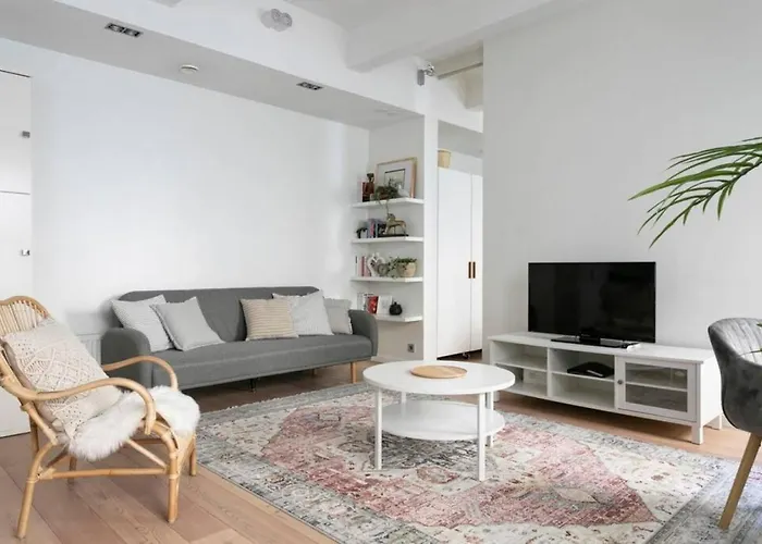 2ndhomes Loft With & Balcony By The White Church *